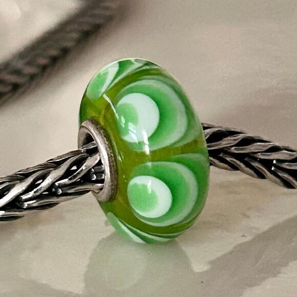 TROLLBEADS Bright Green & White Scallop Bead LAA 925S NEW Condition - Picture 2 of 5
